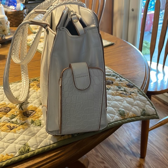 Bueno white purse in excellent condition never been used - Picture 2 of 8